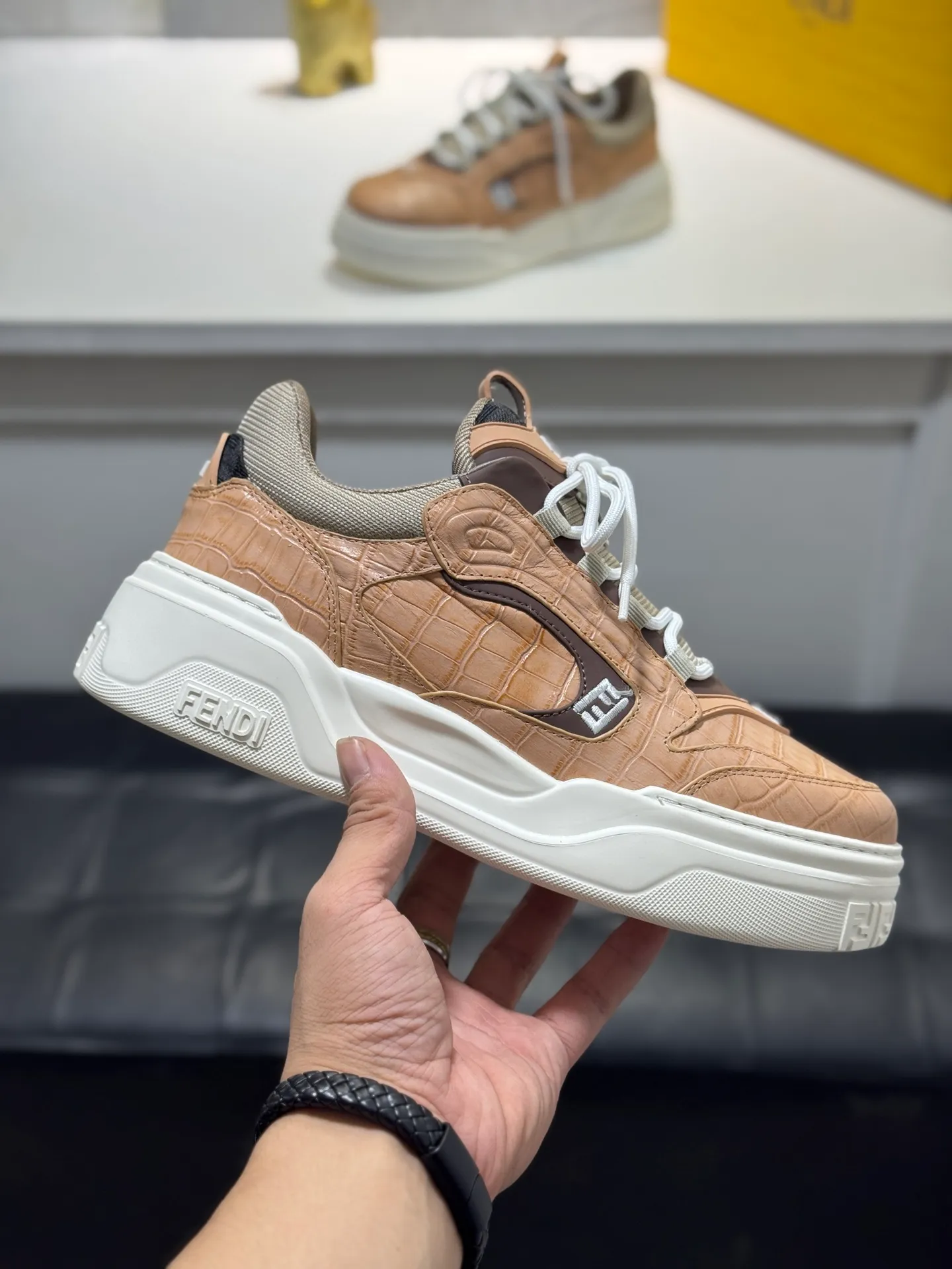 Men's men's shoes 💰560 [New style] 🦥🦥FENDI Fendi high version latest Force series calfskin FF mesh round toe thick sole low-top sports sneakers, these Force lace-up low-top shoes. Made of white full-grain leather and white and brown smooth leather. Padded. Brown FF jacquard and yellow technical fabric details. Lightweight and thick white sole with FF pattern details on the toe and heel ✔️Fabric: Imported first-layer cowhide breathable mesh ✔️Inner lining: Customized breathable mesh ✔️Sole: Open-molded rubber foam material ✔️Sole thickness: 7CM Size: #Men's 38-44 (45 is custom-made and cannot be returned or exchanged